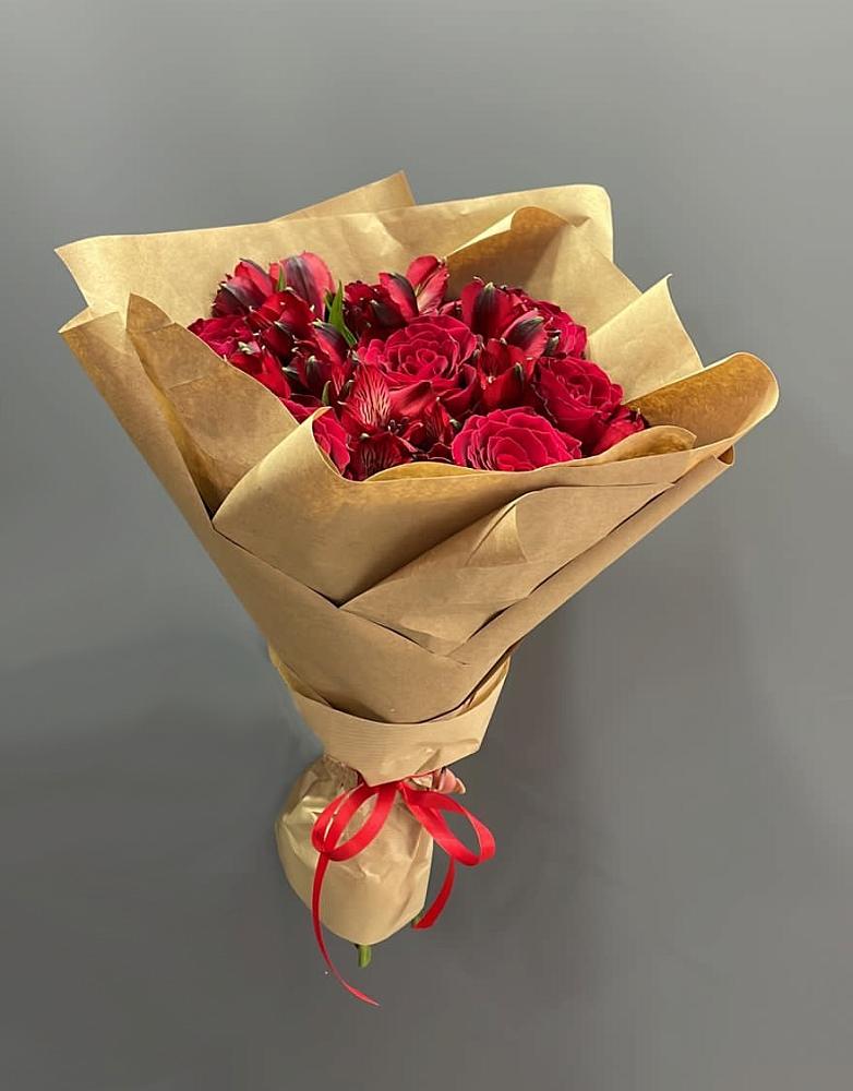 Букет цветов из: Альстромерии и Розы в Октябрьский Хабаровский край