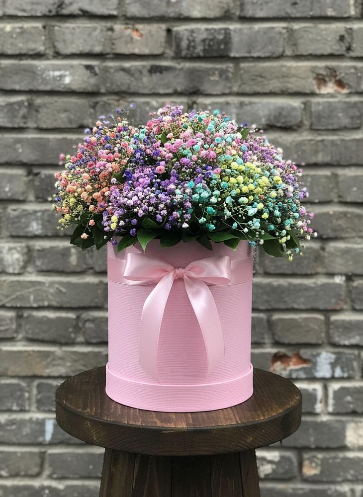 Цветочная композиция из Гипсофила и Розы в шляпной коробке в Октябрьский Хабаровский край