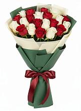Букет Микс из красных и белых роз в Октябрьский Хабаровский край
