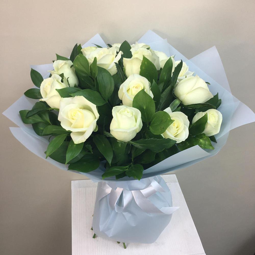 Букет 15 Белых роз Проуд в Октябрьский Хабаровский край