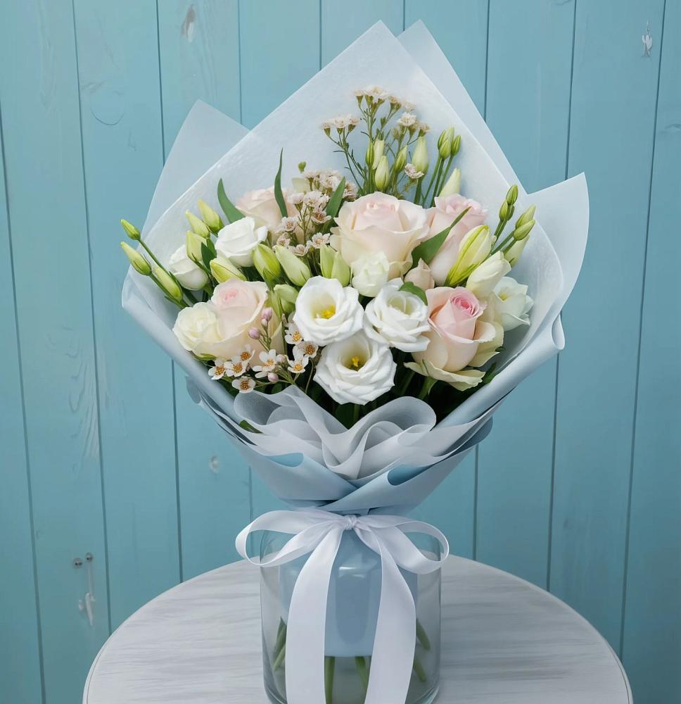 Букет цветов из: Розы и Лизиантусы в Октябрьский Хабаровский край