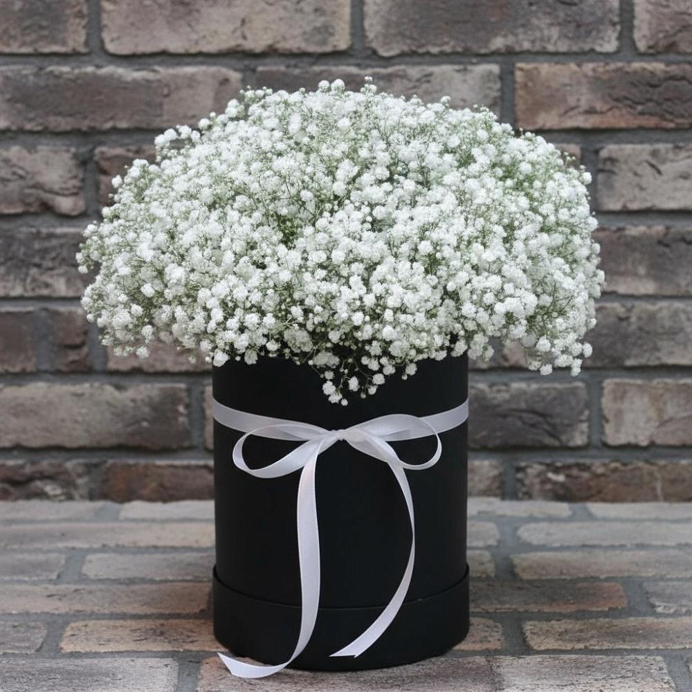 Цветочная композиция из Гипсофила в шляпной коробке в Октябрьский Хабаровский край