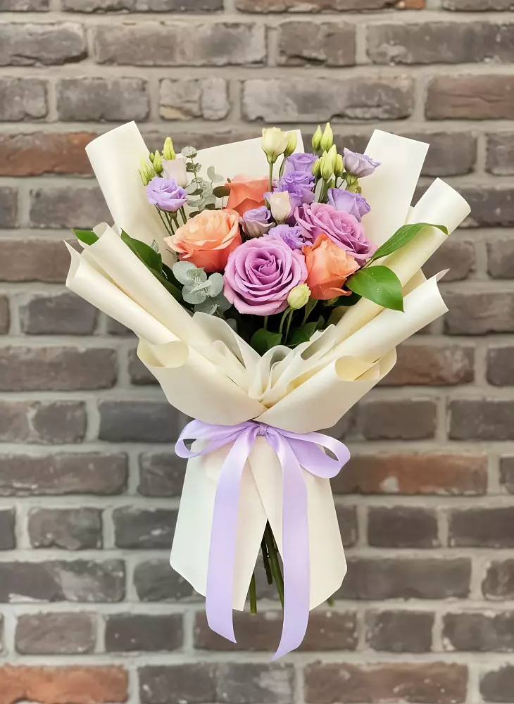 Букет цветов из: Лизиантусы и Розы в Октябрьский Хабаровский край