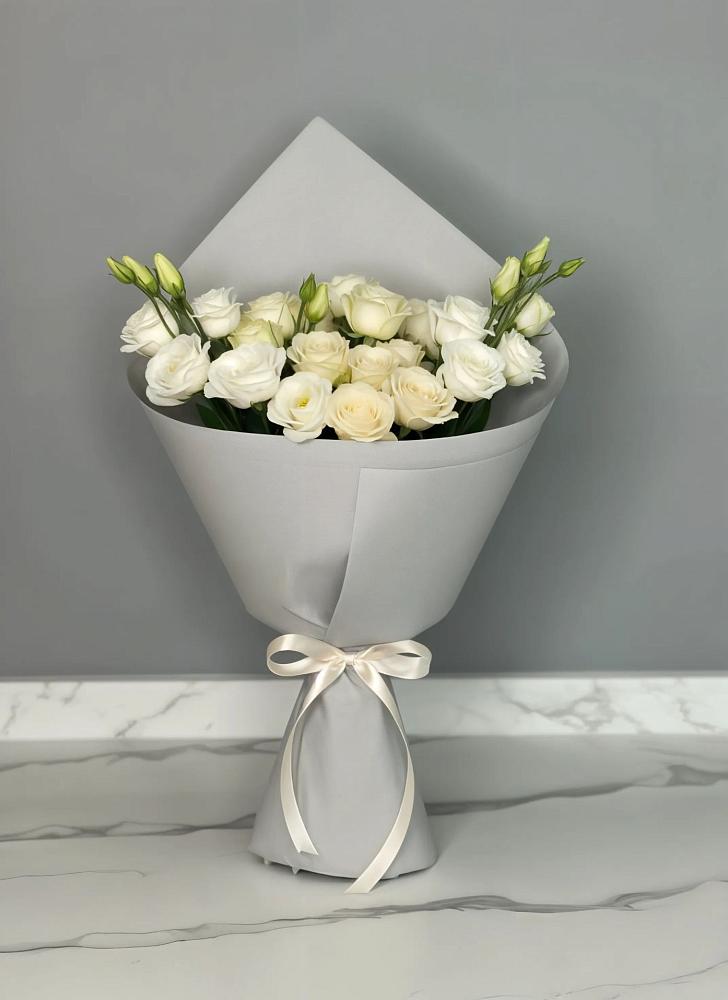 Букет цветов из: Розы и Лизиантусы в Октябрьский Хабаровский край