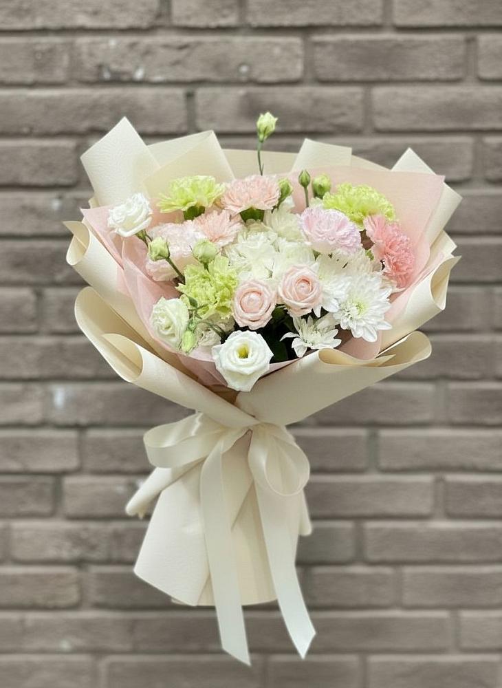 Букет цветов из: Гвоздики, Розы, Лизиантусы и Хризантемы в Октябрьский Хабаровский край