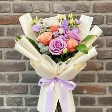 Букет цветов из:  Лизиантусы и Розы в Октябрьский Хабаровский край