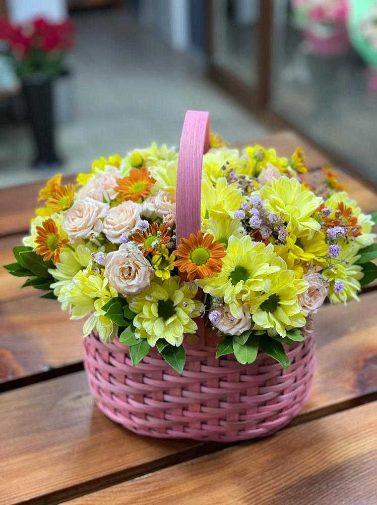 Цветочная композиция из Хризантемы и Розы в корзине в Октябрьский Хабаровский край