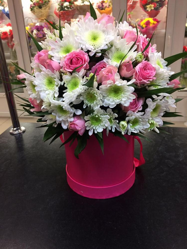 Цветочная композиция из Розы и Хризантемы в шляпной коробке в Октябрьский Хабаровский край