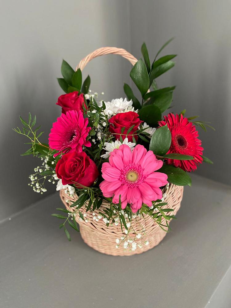 Цветочная композиция из Розы, Хризантемы и Герберы в корзине в Октябрьский Хабаровский край