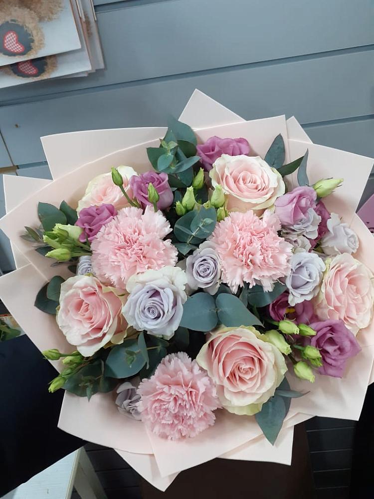 Букет цветов из: Розы, Гвоздики и Лизиантусы в Октябрьский Хабаровский край