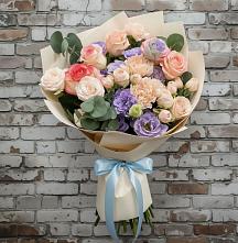 Букет цветов из:  Розы, Лизиантусы и Гвоздики в Октябрьский Хабаровский край