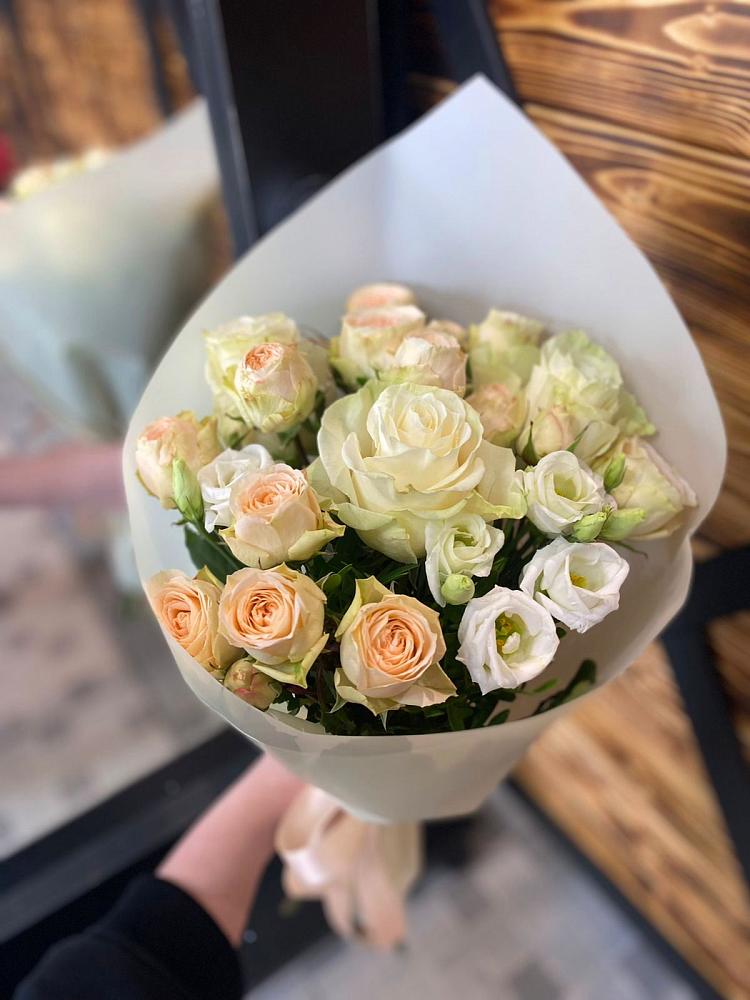 Букет цветов из: Розы и Лизиантусы в Октябрьский Хабаровский край